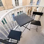 Apartman Seaside Comfort In St'pauls Bay Steps From The Sea By 360 Estates *