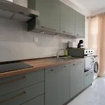 Apartman Seaside Comfort In St'pauls Bay Steps From The Sea By 360 Estates
