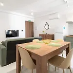 Apartman Seaside Comfort In St'pauls Bay Steps From The Sea By 360 Estates *