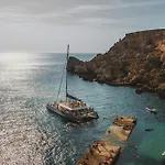 Apartman Seaside Comfort In St'pauls Bay Steps From The Sea By 360 Estates