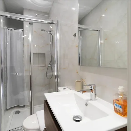 아파트 Seaside Comfort In St'pauls Bay Steps From The Sea By 360 Estates *